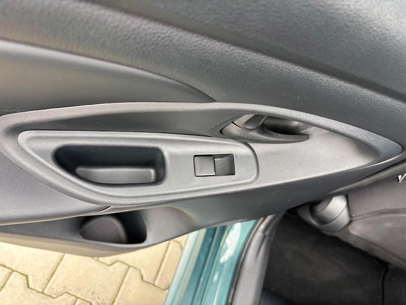 Toyota Yaris 1.5 HSD e-CVT Style - fotka 23 z 27