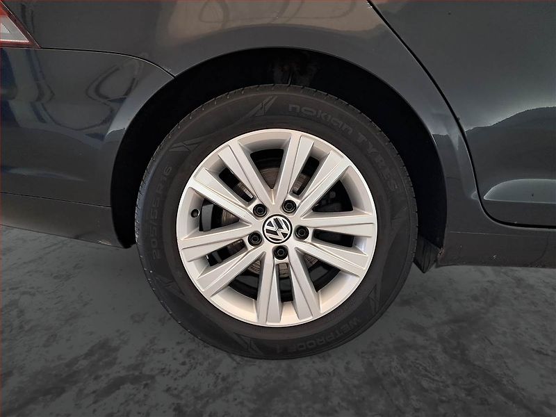 Volkswagen Golf (2011) 1.6 TDI, po STK, pěkný stav - fotka 14 z 17