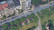 Vozy Smart zaparkované u příjezdové cesty.