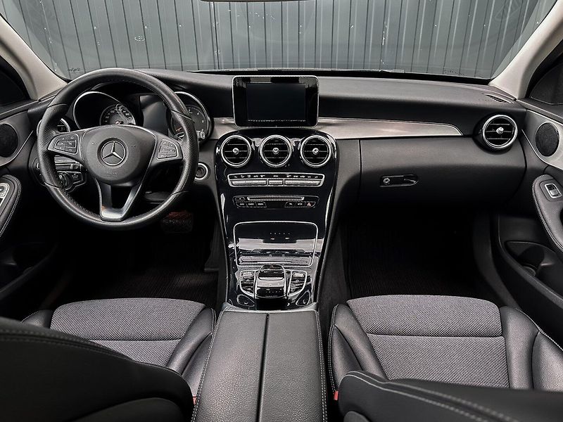Mercedes-Benz Třídy C 200d AVNTGARDE - fotka 18 z 24