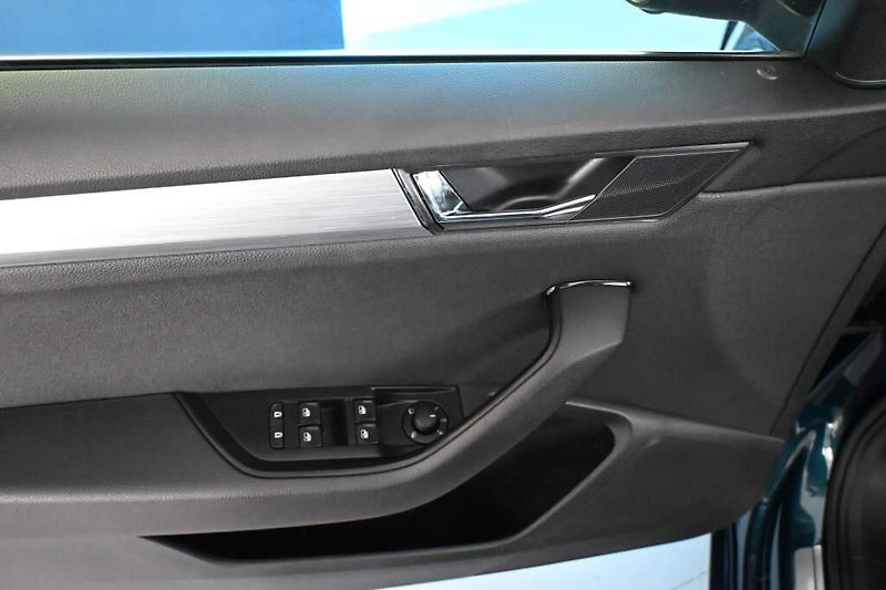 Škoda Superb (2022) 2.0 DSG LED ACC Virtual Tažné - fotka 16 z 37