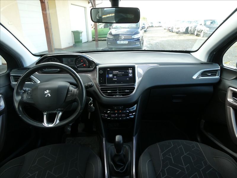 Peugeot 2008 1,2 PureTech 60kW - fotka 28 z 38