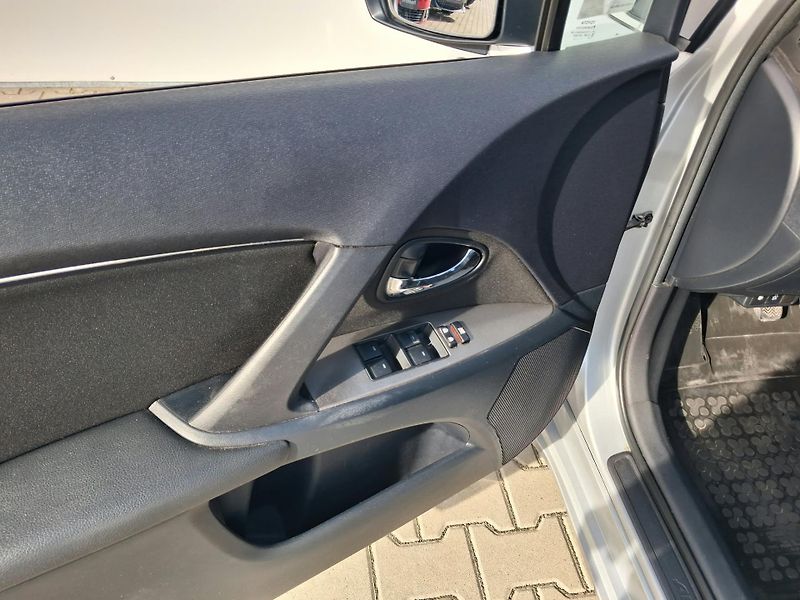 Toyota Avensis 1.8 Valvematic Business Navi - fotka 12 z 23