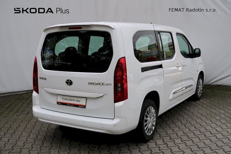 Toyota ProAce City Verso (2022) Business Shuttle 1,2 T Long /8 - fotka 2 z 32