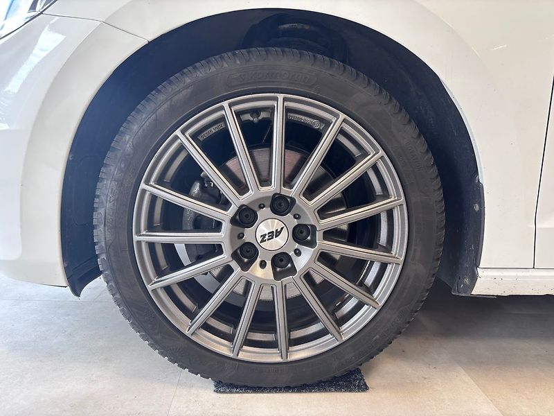 Volkswagen Touran 2.0 TDI BLACK EDITION - fotka 4 z 31