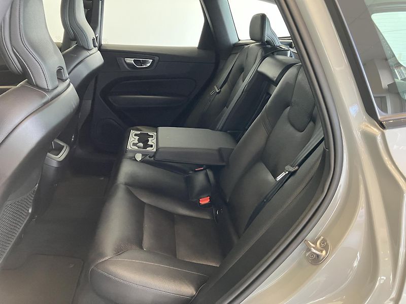 Volvo XC60 B4 AWD PLUS DARK AT8, ČR - fotka 12 z 41