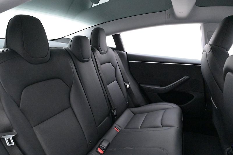 Tesla Model 3 long Range AWD Highland - fotka 19 z 23