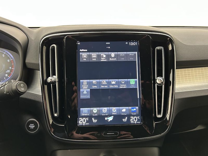 Volvo XC40 2.0  B4 Momentum Pro - fotka 27 z 31