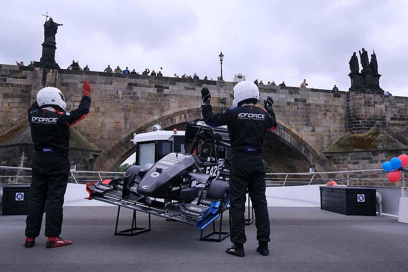 Slavnostní odhalení nové elektroformule CTU.25 studentského týmu eForce Prague Formula. loď Grand Bohemia, Dvořákovo nábřeží, Praha 1
