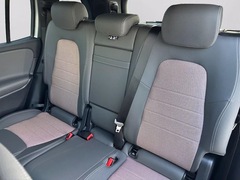 Mercedes-Benz EQB 300 4M 7míst Pano Distro Kam - fotka 9 z 15