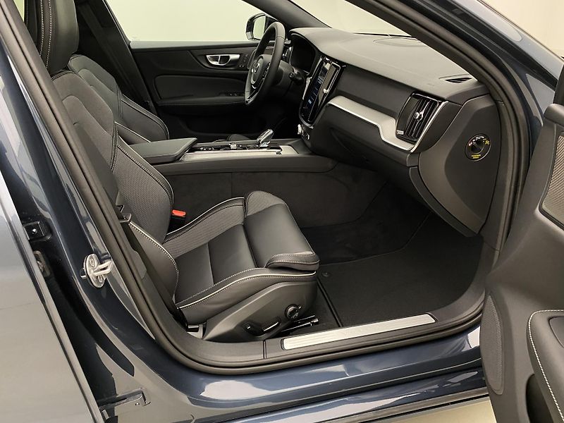 Volvo V60 (2026) B4 AUT DARK PLUS - fotka 22 z 57
