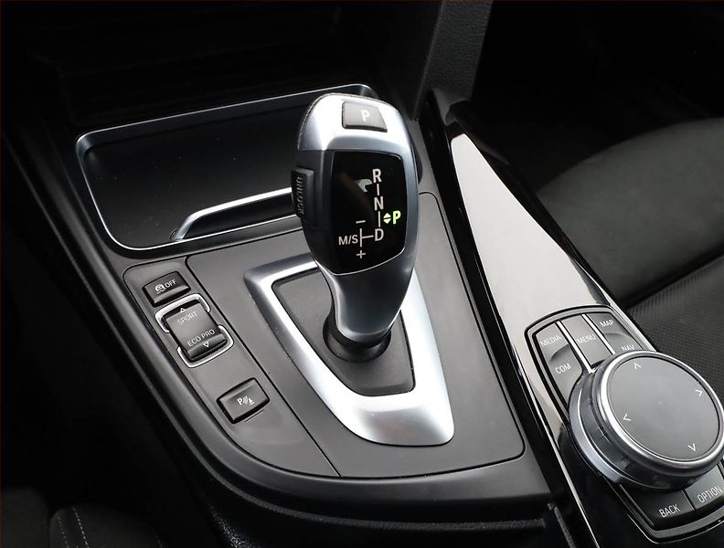 BMW Řada 3 (2018) Sport Line 320d xDrive GT - fotka 12 z 18