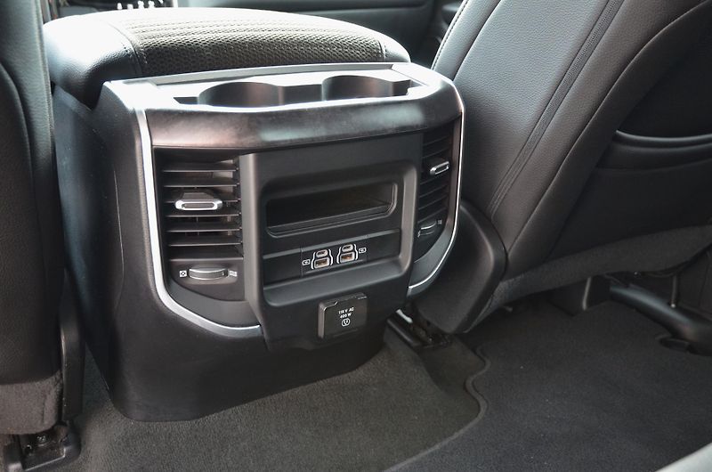 Dodge RAM (2022) 1500 BIGHORN 5.7 V8 HEMI 4x4  - fotka 21 z 51