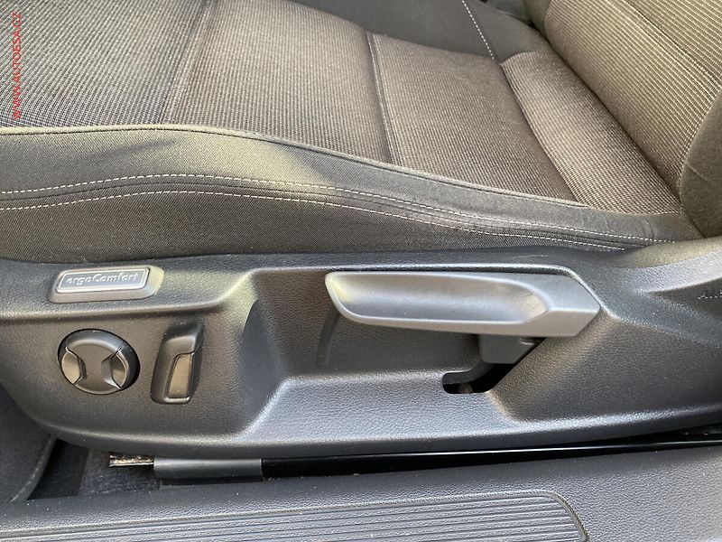 Volkswagen Passat (2016) 1.6 TDi, Comfortline, navi - fotka 14 z 17