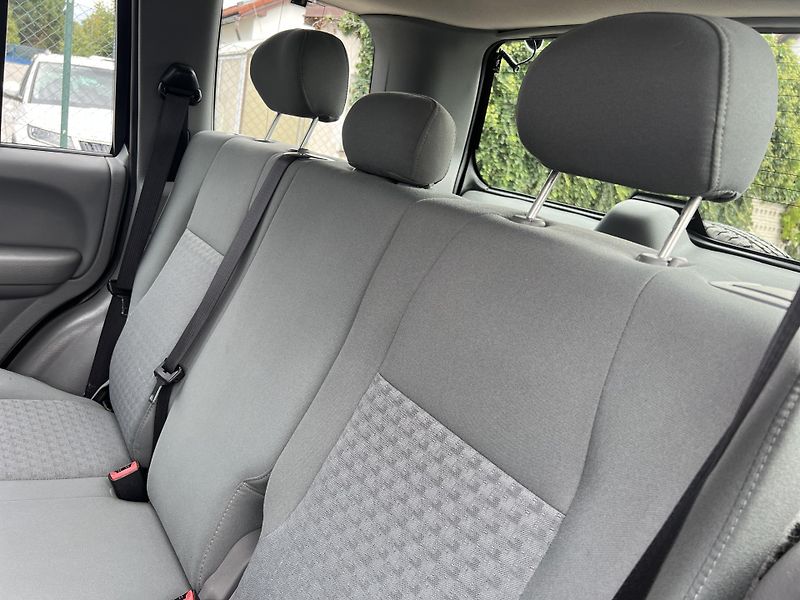 Jeep Cherokee 2.8CRD 4x4 MANUÁL 6 R.ST. - fotka 22 z 38