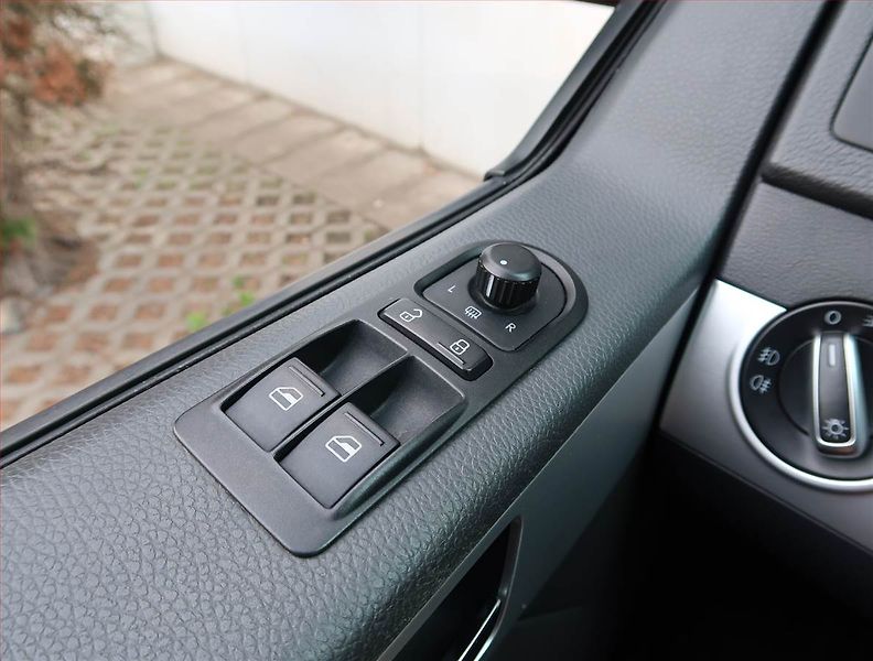 Volkswagen Multivan (2011) Highline 2.0 TDI - fotka 17 z 19