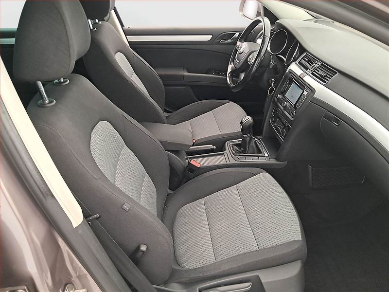 Škoda Superb (2011) Ambition Plus 1.6 TDI, Navi - fotka 9 z 20