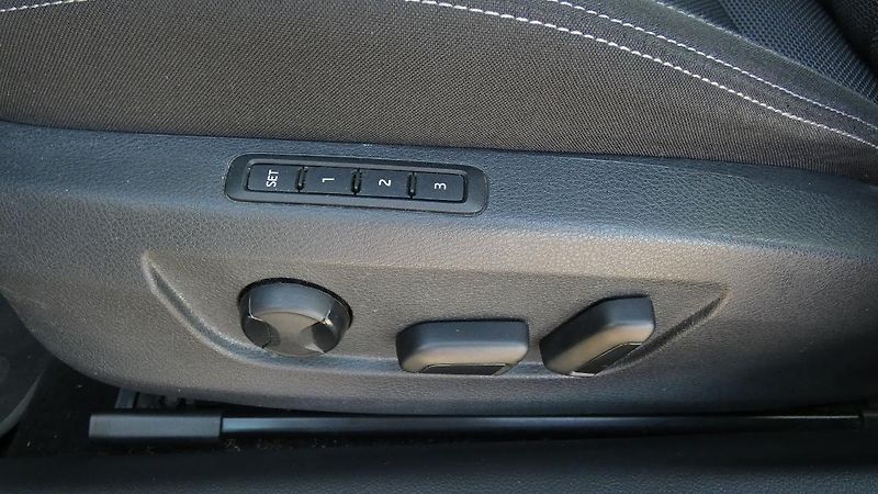Škoda Superb Combi 2,0 TDI DSG Style - fotka 22 z 24
