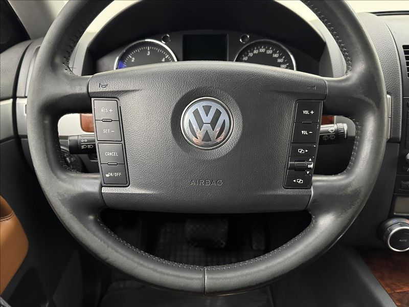 Volkswagen Touareg 3,0 165kW V6 NZ.TOP KŮŽE TAŽNÉ - fotka 9 z 42