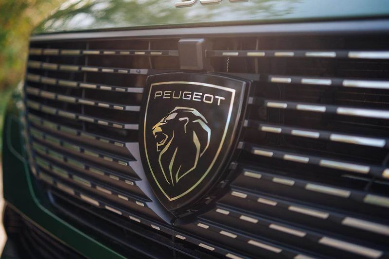 Peugeot 308 (2022) Allure Hybrid 180 - fotka 8 z 26