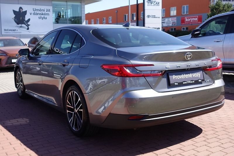 Toyota Camry 2,5 HEV Executive - fotka 6 z 36
