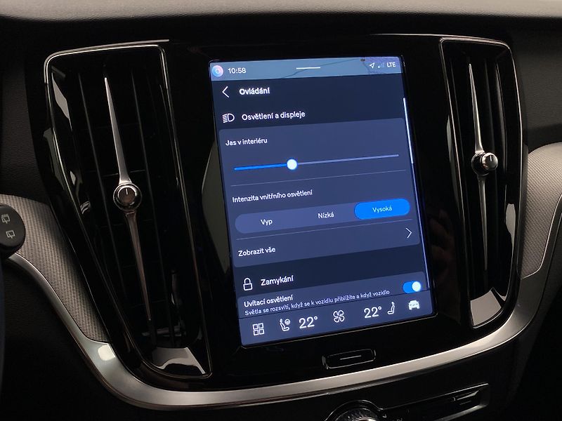 Volvo V60 B4 DARK PLUS AUT CZ - fotka 44 z 50