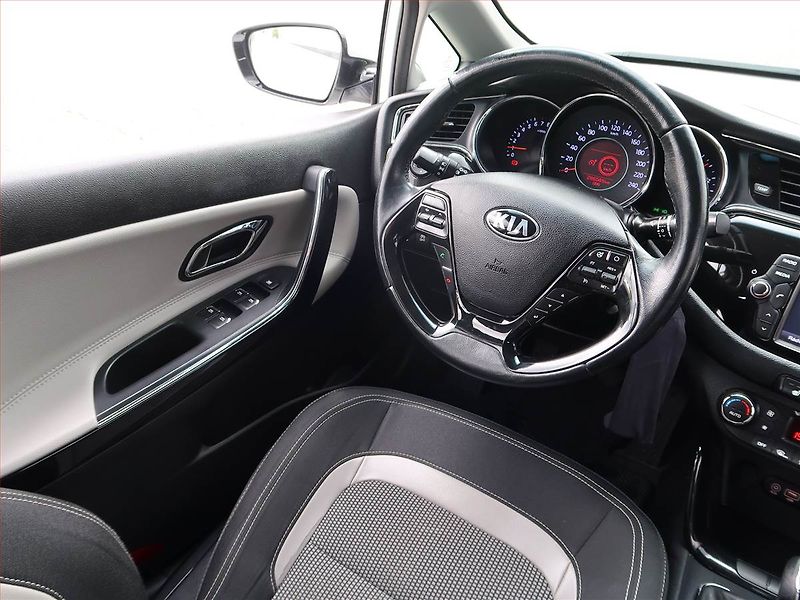 Kia Ceed (2017) Silver 1.6 GDI, Serv.kniha - fotka 7 z 18