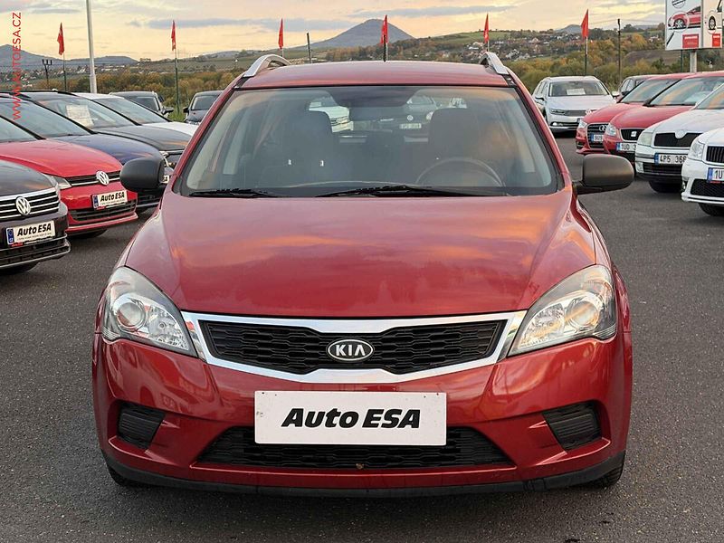 Kia Ceed (2010) 1.4CVVT, ČR, AC, park.čidla - fotka 2 z 16