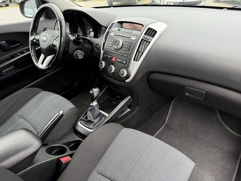 Kia Ceed 1.4CVVT 66kW ČR - fotka 9 z 17