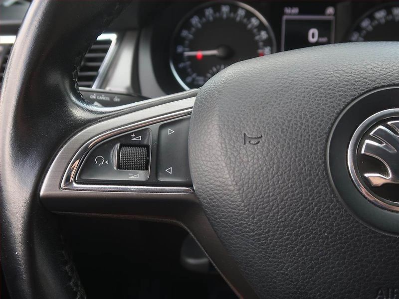 Škoda Rapid (2015) Spaceback 1.6 TDI, Xenony - fotka 16 z 17