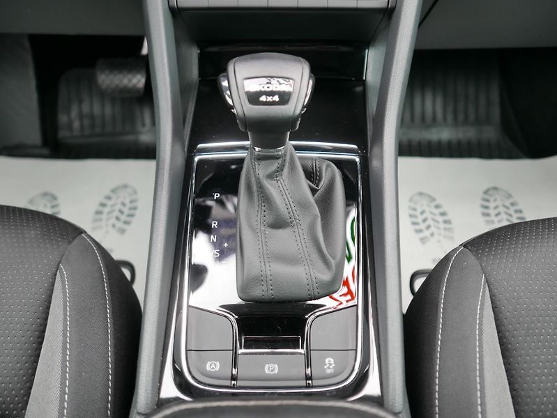 Škoda Karoq 2,0 TDI Tour 4x4 Automat - fotka 30 z 34