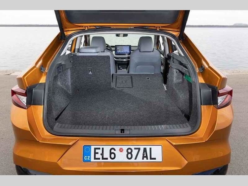 Plně elektrické SUV Škoda Enyaq Coupé iV (na snímku) se představilo v roce 2022 a vzbudilo u zákazníků velký zájem. Automobilka zrychluje svoji elektrickou ofenzivu: do roku 2026 představí tři zcela nové elektrické modely a další budou následovat.