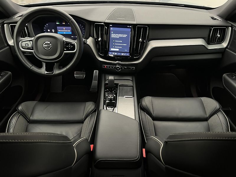 Volvo XC60 B4 AWD R-DESIGN AUT CZ - fotka 2 z 45