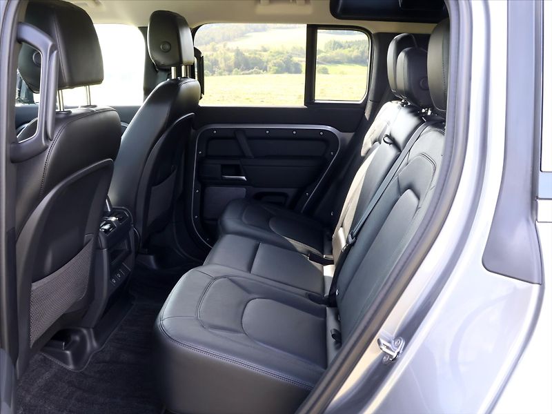 Land Rover Defender 3,0 D200 110 S 147kW CZ DPH Zá - fotka 14 z 35
