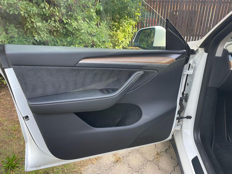Tesla Model Y RWD 235kw 95,0 % - fotka 27 z 40