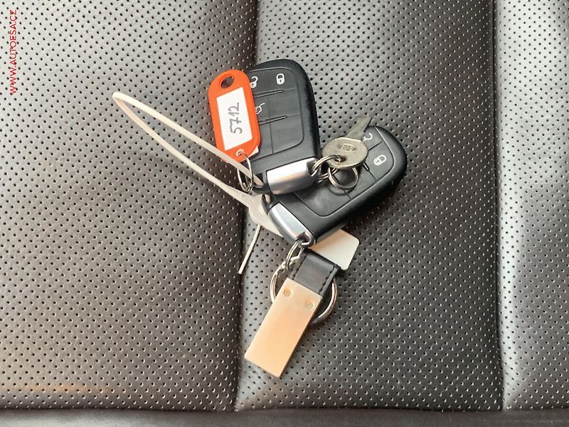 Jeep Grand Cherokee (2013) 3.0 CRD 4x4, AT, navi, kamera - fotka 21 z 21