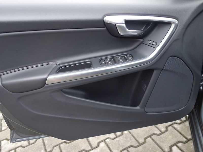 Volvo S60 (2017) 2.0D4 147kW AUT -NOVÉ V ČR - fotka 23 z 38
