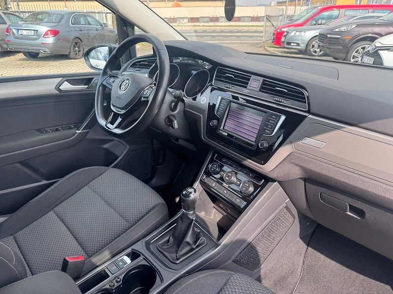 Volkswagen Touran (2016) 7X 2,0 TDI 110 KW 2 MAJ TAŽNÉ - fotka 38 z 50