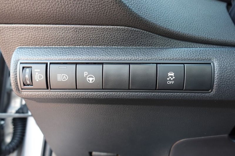 Toyota Corolla 2,0HSD 112kW Comfort Tech - fotka 19 z 31