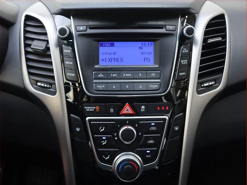 Hyundai i30 (2016) Comfort 1.6 CRDi, Serv.kniha - fotka 12 z 16