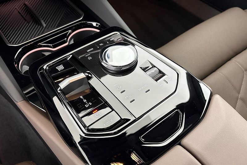 BMW Řada 5 540d xDrive Touring - fotka 22 z 24