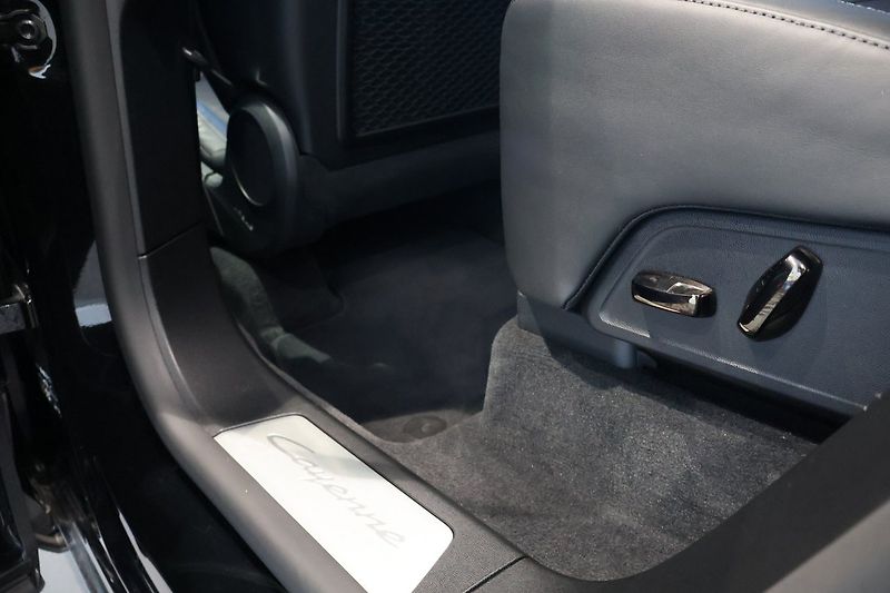 Porsche Cayenne Electric Pano HuD Venti HD-Mat - fotka 17 z 22
