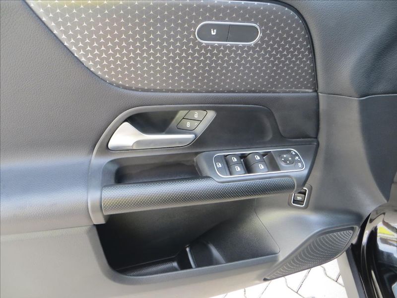 Mercedes-Benz GLB 2,0 200d 4Matic DCT 110kW ČR - fotka 12 z 23