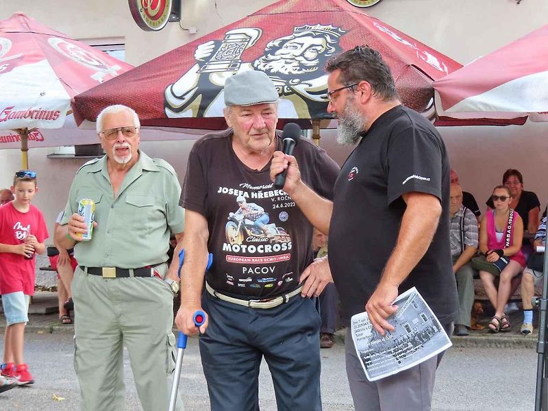 V pořadí 9. ročník srazu veteránů v Chýnově na Táborsku se v neděli 18. srpna dopoledne těšil velké návštěvnosti z řad účastníků i diváků.