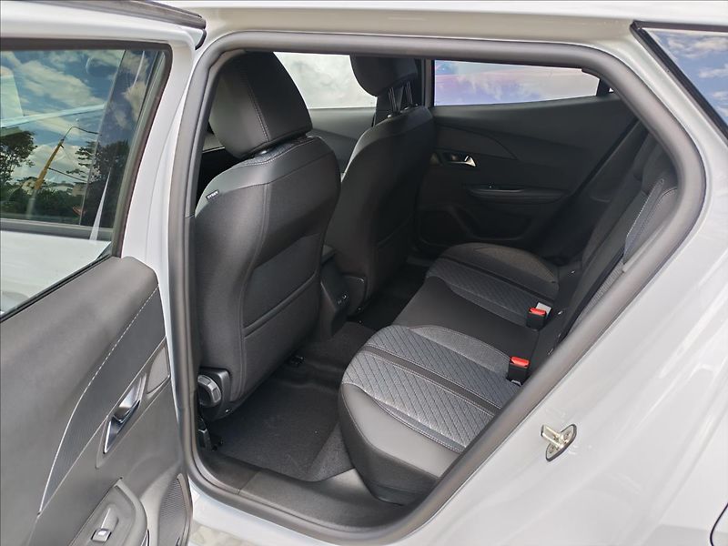 Peugeot 2008 (2026) 1,2 2008 ALLURE Turbo 100 MAN6 - fotka 13 z 16