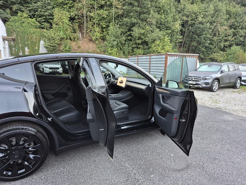 Tesla Model Y RWD 235kw 95,3 % - fotka 17 z 49