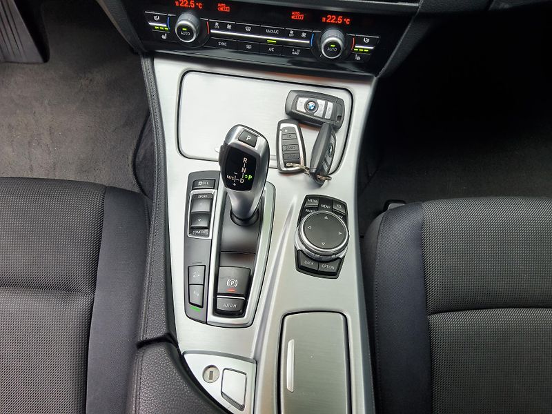 BMW Řada 5 (2016) 520d xDr.  ČR navi nez. topení - fotka 18 z 24