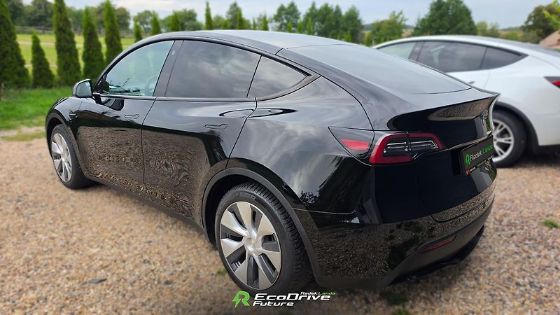 Tesla Model Y (2023) RWD | Standard Range, LFP - fotka 3 z 12