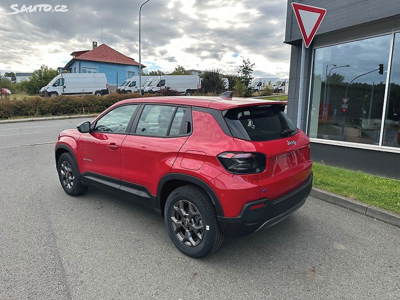 Jeep Avenger (2025) Longitude Electric 54kWh - fotka 2 z 8