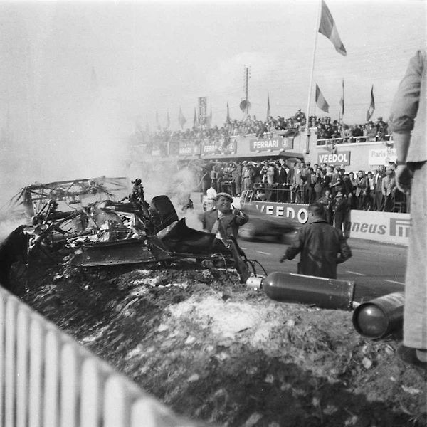 Le Mans 11. června 1955, okamžiky po katastrofě. Po nehodě závod i přes chaos pokračoval, protože funkcionáři se obávali, že hromadný odchod diváků by zablokoval cesty a na místo by se nedostali záchranáři.